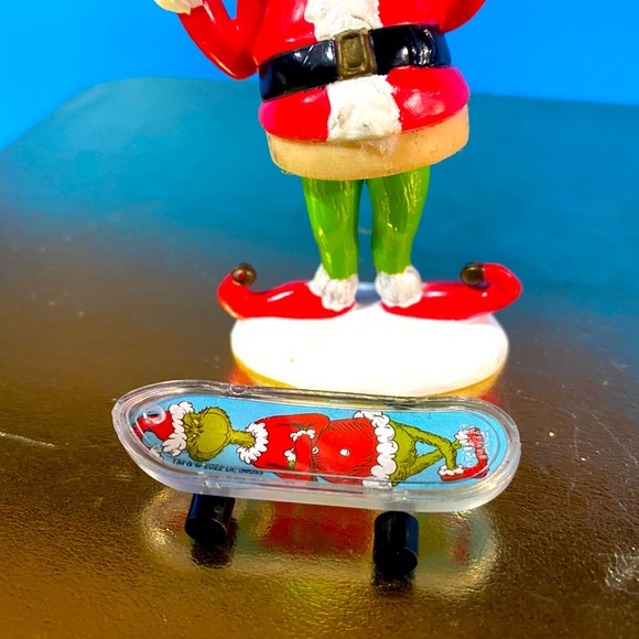DR SEUSS THE GRINCH WHO STOLE CHRISTMAS UNIVERSAL STUDIOS FIGURE & SKATEBOARD - Picture 3 of 9